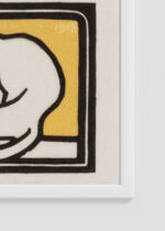 Zbliżenie na detale plakatu oprawionego w drewnianą białą ramkę od Plakatello®: Kot liżący łapę Julie de Graag minimalistyczny