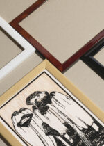 Widok z góry na cztery drewniane ramki, w jednej z nich oprawiony plakat czarno-biały Grzyby 1915 Julie de Graag vintage