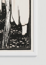 Zbliżenie na detale plakatu oprawionego w drewnianą białą ramkę od Plakatello®: czarno-biały Grzyby 1915 Julie de Graag vintage