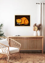 Aranżacja wnętrza, na ścianie wisi plakat w ramce: śpiący kot Julie de Graag 1917 secesja vintage