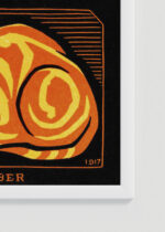 Zbliżenie na detale plakatu oprawionego w drewnianą białą ramkę od Plakatello®: śpiący kot Julie de Graag 1917 secesja vintage