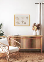 Aranżacja wnętrza, na ścianie wisi plakat w ramce: muszle i rozgwiazda Julie de Graag vintage sepia