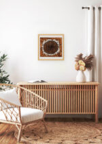 Aranżacja wnętrza, na ścianie wisi plakat w ramce: słonecznik listopad Julie de Graag 1917 vintage