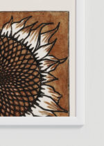 Zbliżenie na detale plakatu oprawionego w drewnianą białą ramkę od Plakatello®: słonecznik listopad Julie de Graag 1917 vintage