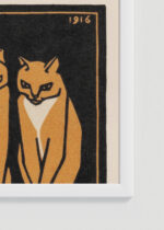 Zbliżenie na detale plakatu oprawionego w drewnianą białą ramkę od Plakatello®: trzy rude koty Julie de Graag 1916 vintage