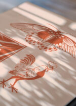 Zbliżenie na detale plakatu: motyl kogut Julie de Graag vintage secesja art