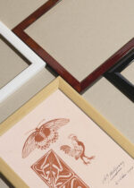 Widok z góry na cztery drewniane ramki, w jednej z nich oprawiony plakat motyl kogut Julie de Graag vintage secesja art