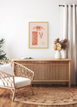 Aranżacja wnętrza, na ścianie wisi plakat w ramce: motyl kogut Julie de Graag vintage secesja art