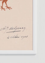 Zbliżenie na detale plakatu oprawionego w drewnianą białą ramkę od Plakatello®: motyl kogut Julie de Graag vintage secesja art