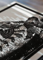 Zbliżenie na detale plakatu: żółw drzeworyt Julie de Graag czarno-biały