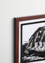 Plakat oprawiony w drewnianą brązową ramkę Vintage Italia: żółw drzeworyt Julie de Graag czarno-biały