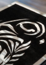 Zbliżenie na detale plakatu: śpiący kot Julie de Graag czarno-biały vintage