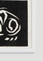 Zbliżenie na detale plakatu oprawionego w drewnianą białą ramkę od Plakatello®: śpiący kot Julie de Graag czarno-biały vintage