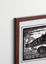 Plakat oprawiony w drewnianą brązową ramkę Vintage Italia: Dwa raki czarno-biały Julie de Graag vintage