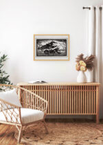 Aranżacja wnętrza, na ścianie wisi plakat w ramce: Dwa raki czarno-biały Julie de Graag vintage