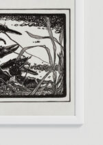 Zbliżenie na detale plakatu oprawionego w drewnianą białą ramkę od Plakatello®: Dwa raki czarno-biały Julie de Graag vintage