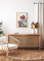 Aranżacja wnętrza, na ścianie wisi plakat w ramce: chryzantemy Julie de Graag botaniczny Art Nouveau