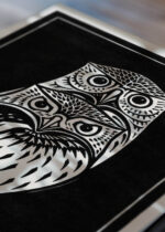 Zbliżenie na detale plakatu: czarno-biały dwie sowy Julie de Graag 1921 vintage