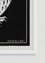 Zbliżenie na detale plakatu oprawionego w drewnianą białą ramkę od Plakatello®: czarno-biały dwie sowy Julie de Graag 1921 vintage