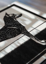 Zbliżenie na detale plakatu: pies czarno-biały drzeworyt Julie de Graag 1917