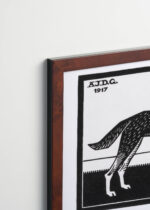 Plakat oprawiony w drewnianą brązową ramkę Vintage Italia: pies czarno-biały drzeworyt Julie de Graag 1917