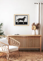 Aranżacja wnętrza, na ścianie wisi plakat w ramce: pies czarno-biały drzeworyt Julie de Graag 1917