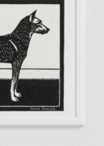 Zbliżenie na detale plakatu oprawionego w drewnianą białą ramkę od Plakatello®: pies czarno-biały drzeworyt Julie de Graag 1917