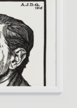 Zbliżenie na detale plakatu oprawionego w drewnianą białą ramkę od Plakatello®: portret H.P. Bremmer Julie de Graag drzeworyt 1916