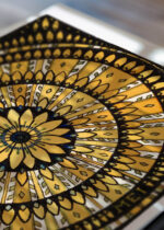Zbliżenie na detale plakatu: mandala Julie de Graag drzeworyt geometryczny wzór