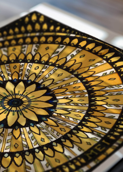 Zbliżenie na detale plakatu: mandala Julie de Graag drzeworyt geometryczny wzór