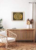 Aranżacja wnętrza, na ścianie wisi plakat w ramce: mandala Julie de Graag drzeworyt geometryczny wzór