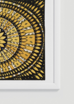 Zbliżenie na detale plakatu oprawionego w drewnianą białą ramkę od Plakatello®: mandala Julie de Graag drzeworyt geometryczny wzór