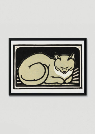 Plakat w drewnianej czarnej ramce: czarno-biały śpiący kot 1918 Julie de Graag
