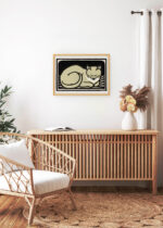 Aranżacja wnętrza, na ścianie wisi plakat w ramce: czarno-biały śpiący kot 1918 Julie de Graag