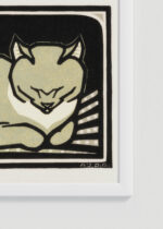 Zbliżenie na detale plakatu oprawionego w drewnianą białą ramkę od Plakatello®: czarno-biały śpiący kot 1918 Julie de Graag