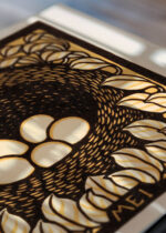 Zbliżenie na detale plakatu: ptasie gniazdo Julie de Graag drzeworyt vintage