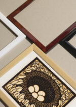 Widok z góry na cztery drewniane ramki, w jednej z nich oprawiony plakat ptasie gniazdo Julie de Graag drzeworyt vintage