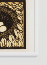 Zbliżenie na detale plakatu oprawionego w drewnianą białą ramkę od Plakatello®: ptasie gniazdo Julie de Graag drzeworyt vintage