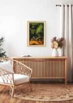 Aranżacja wnętrza, na ścianie wisi plakat w ramce: płynąca żaba Julie de Graag secesja art nouveau