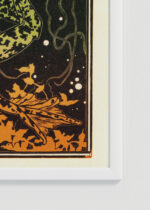 Zbliżenie na detale plakatu oprawionego w drewnianą białą ramkę od Plakatello®: płynąca żaba Julie de Graag secesja art nouveau