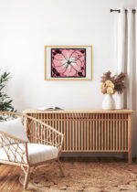 Aranżacja wnętrza, na ścianie wisi plakat w ramce: kwiat Julie de Graag 1918 różowy vintage retro