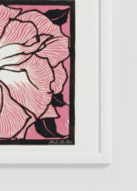 Zbliżenie na detale plakatu oprawionego w drewnianą białą ramkę od Plakatello®: kwiat Julie de Graag 1918 różowy vintage retro