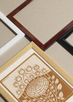 Widok z góry na cztery drewniane ramki, w jednej z nich oprawiony plakat Julie de Graag kwiat róży Art Nouveau 1919