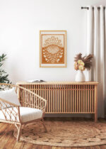 Aranżacja wnętrza, na ścianie wisi plakat w ramce: Julie de Graag kwiat róży Art Nouveau 1919