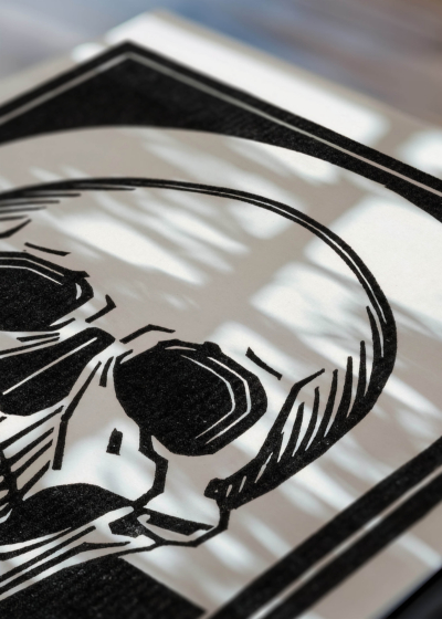 Zbliżenie na detale plakatu: Memento Mori Julie de Graag 1916 czaszka vintage