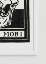 Zbliżenie na detale plakatu oprawionego w drewnianą białą ramkę od Plakatello®: Memento Mori Julie de Graag 1916 czaszka vintage