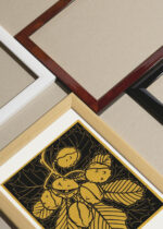 Widok z góry na cztery drewniane ramki, w jednej z nich oprawiony plakat kasztany na gałęzi Julie de Graag 1910 vintage