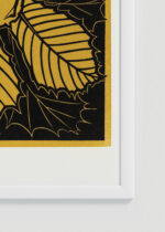 Zbliżenie na detale plakatu oprawionego w drewnianą białą ramkę od Plakatello®: kasztany na gałęzi Julie de Graag 1910 vintage