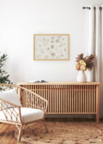 Aranżacja wnętrza, na ścianie wisi plakat w ramce: botaniczny Julie de Graag kwiaty vintage beżowy