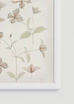 Zbliżenie na detale plakatu oprawionego w drewnianą białą ramkę od Plakatello®: botaniczny Julie de Graag kwiaty vintage beżowy